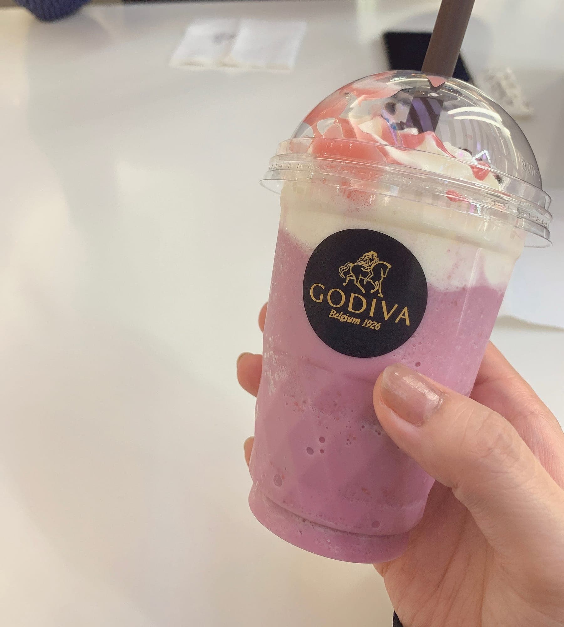 GODIVAのピンク色のドリンク