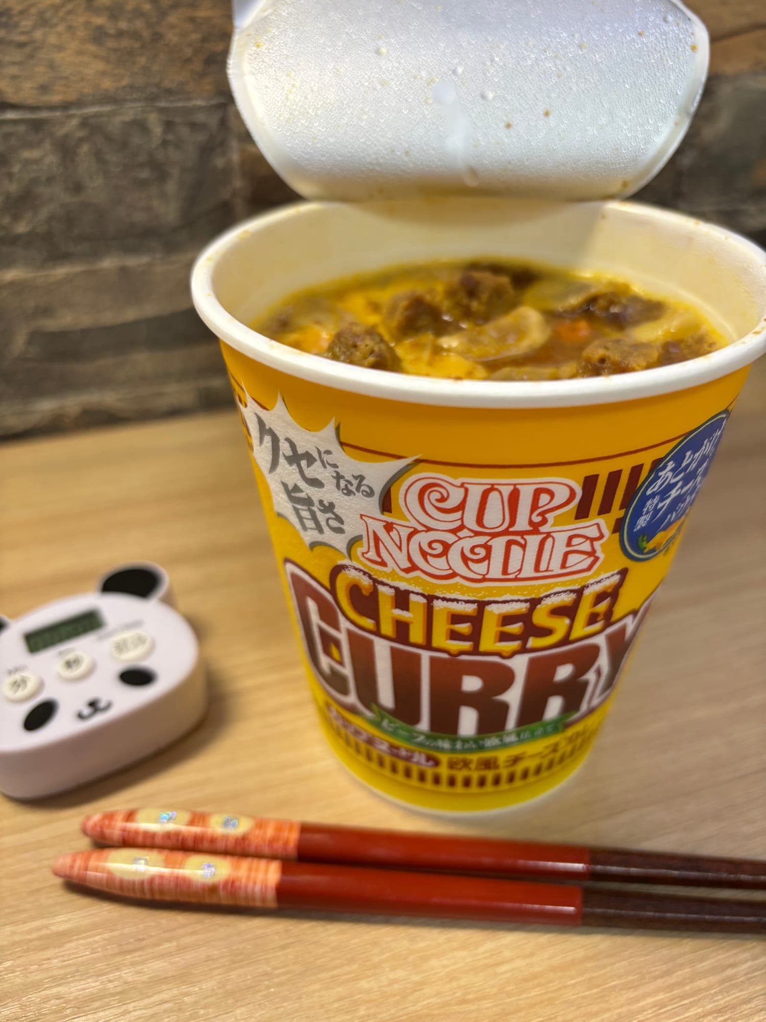 チーズカレー味の日本のカップラーメン