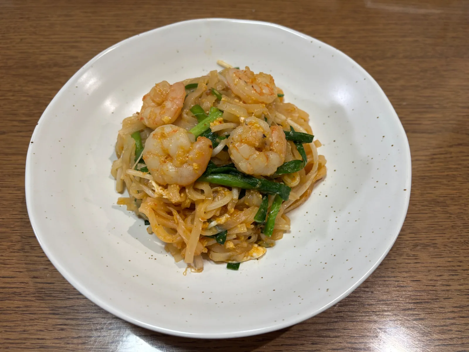 手作りのパッタイとタイ料理の食卓