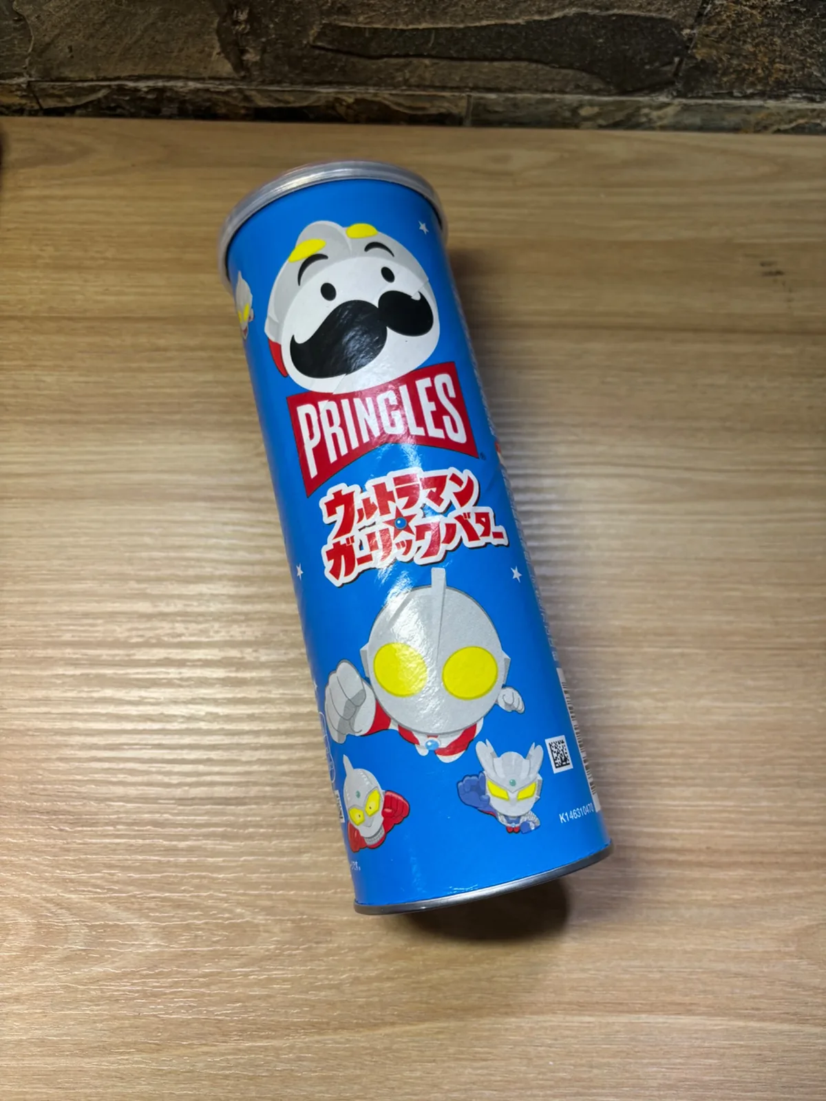 ウルトラマンとコラボしたガーリックバター味のプリングルス