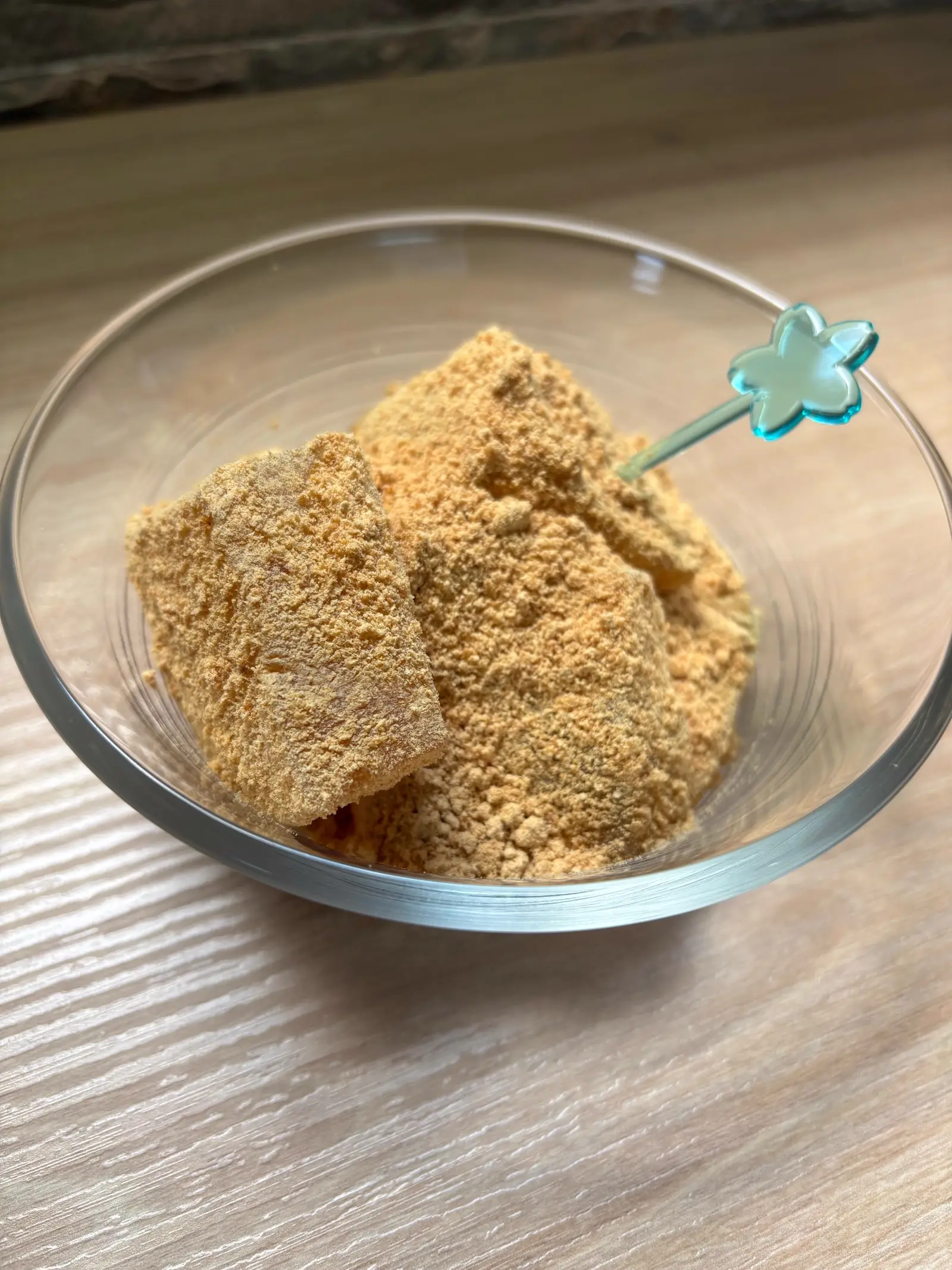 きな粉をかけたわらび餅