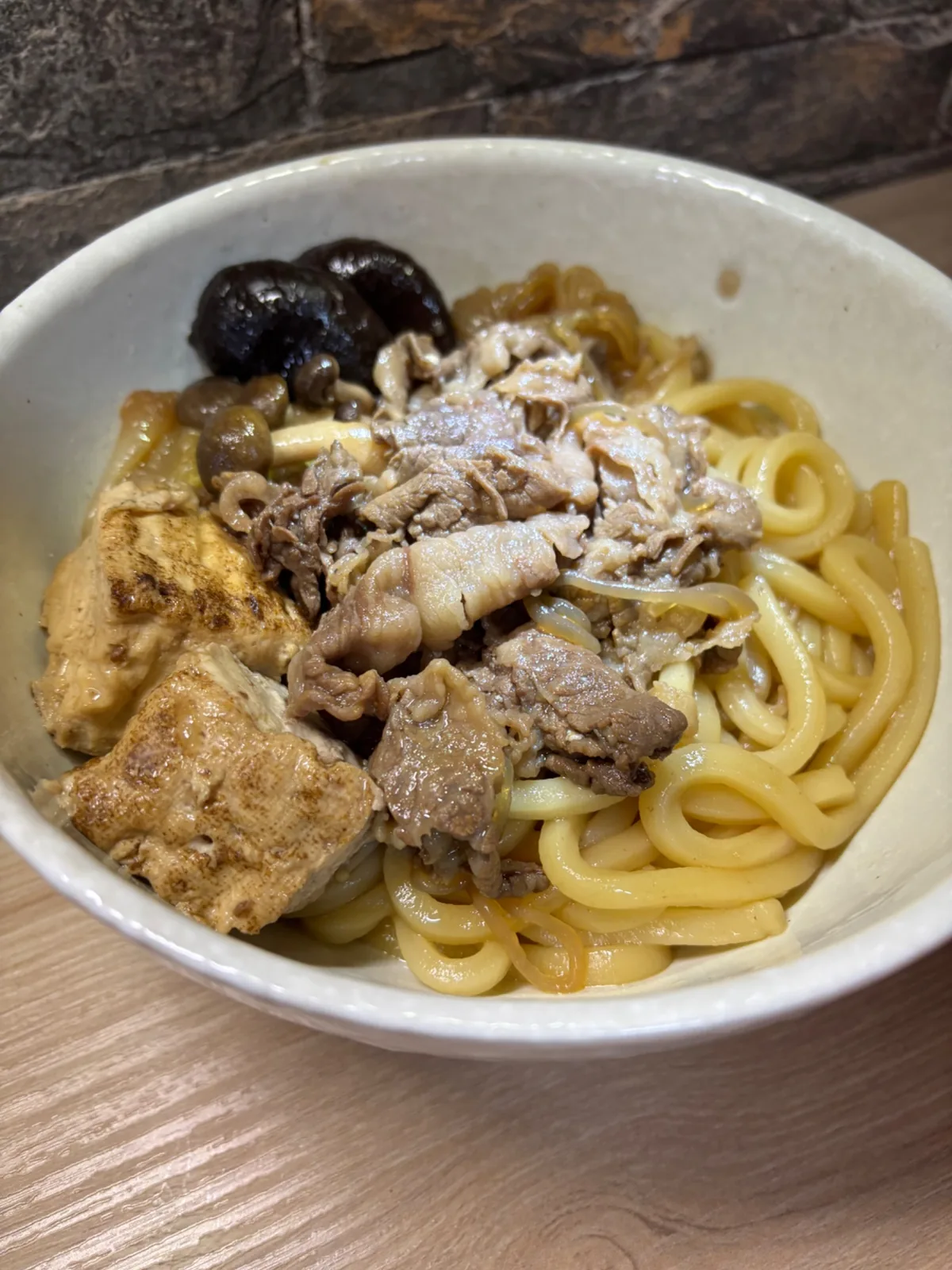 Sukiyaki udon illustrating the Japanese onomatopoeia tsurutsuru and zuruzuru